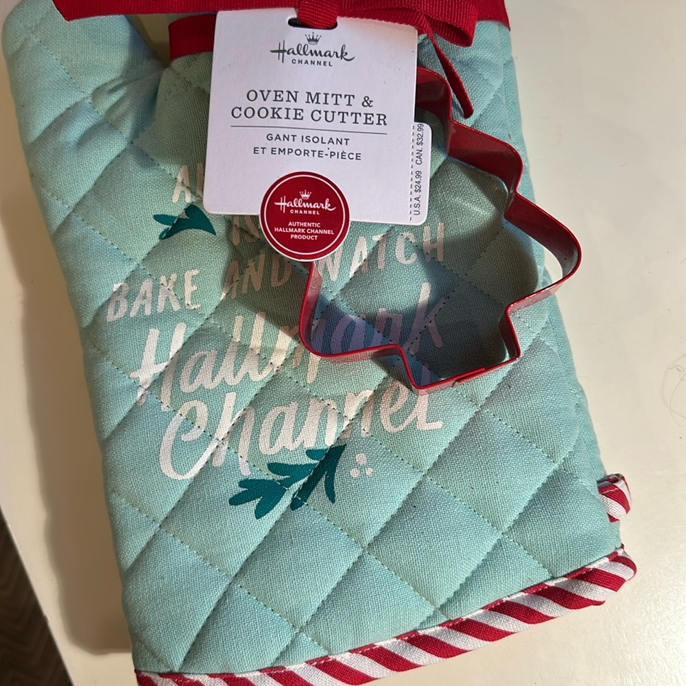Hallmark Channel oven mitt set NWT, with Christmas tree cookie cutter